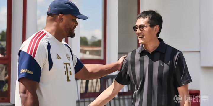 中国男足主教练邵佳一访问拜仁慕尼黑