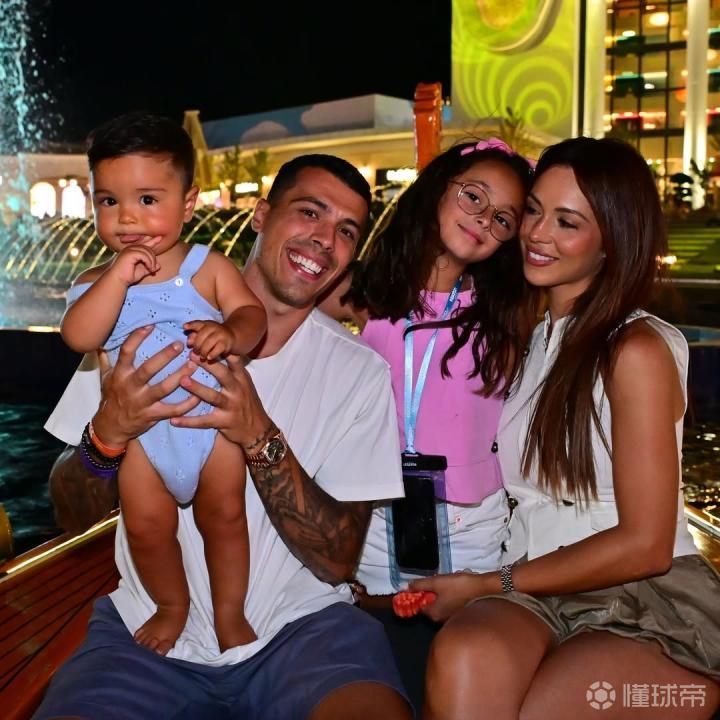 热刺后卫波罗成功向女友求婚